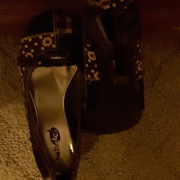 Shoes heels and flats together - Picture 6 of 16